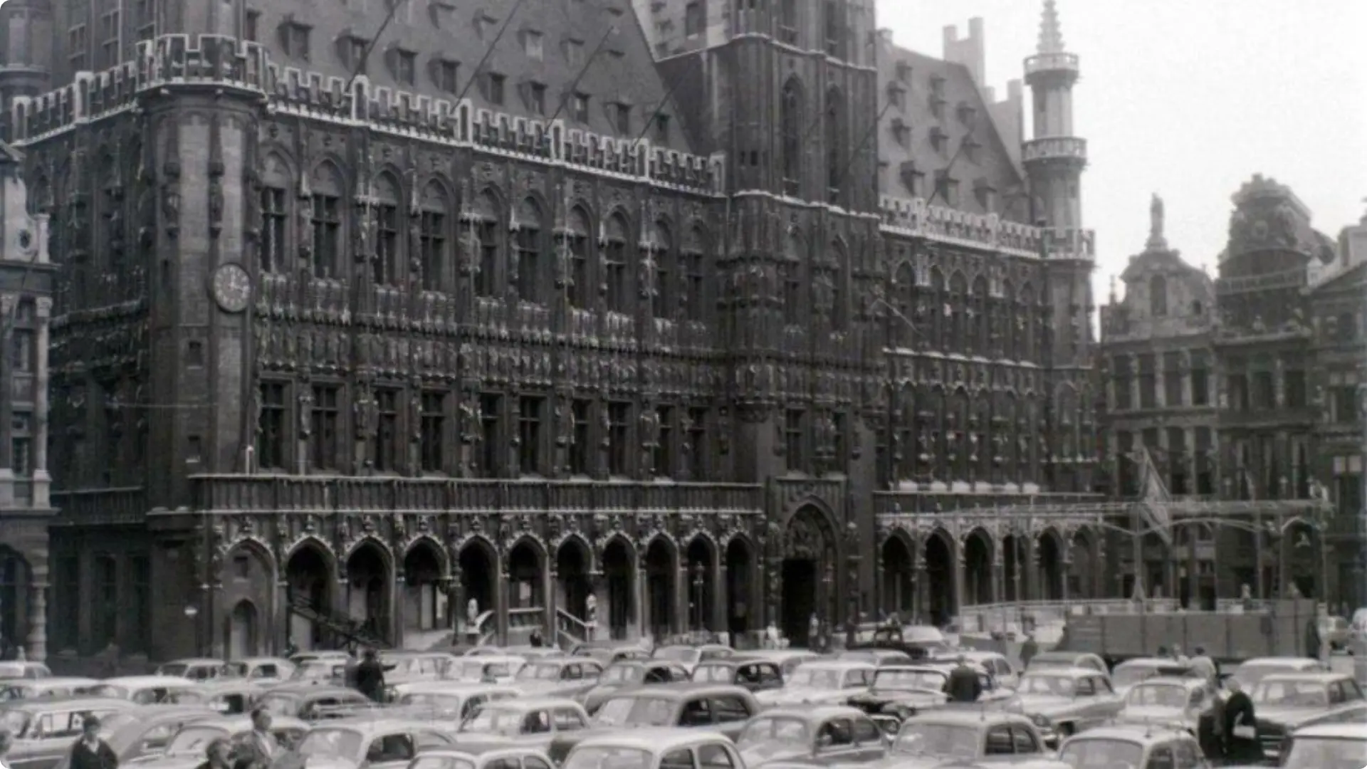 © Photo d’archive La Grand’Place utilisée comme parking dans les années 60